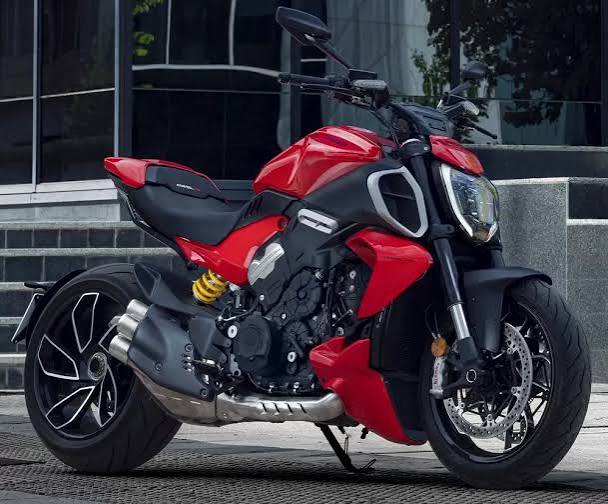 Ducati Diavel V4 roja y negra