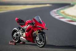 Ducati Panigale V4 roja en pista