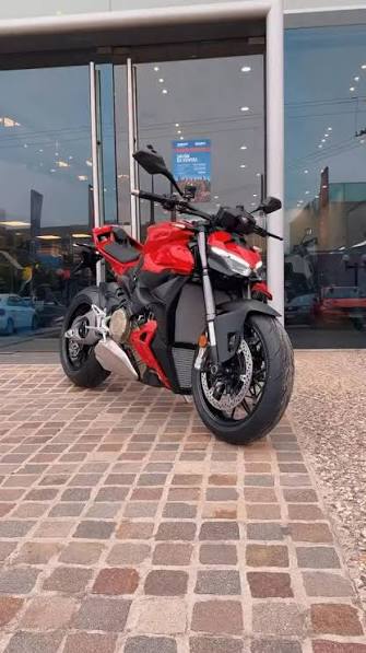 Ducati Streetfighter V4 frente a una tienda